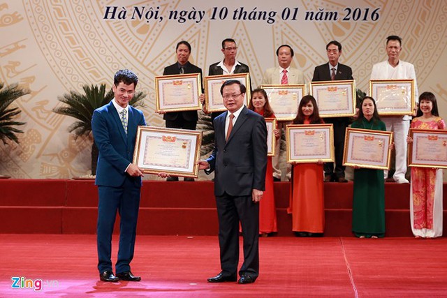 Xuân Bắc trong lễ phong tặng danh hiệu Nghệ sĩ Ưu tú tại Hà Nội hôm 10/1. Ảnh: Anh Tuấn