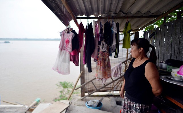 
Bà Phạm Thị Bình chủ nhân ngôi nhà bị sạt xuống sông Hồng cho biết, ngay trong đêm bão số 3, đất dưới sàn nhà bỗng dưng sụt xuống từng mảng. Từng mảng tường rơi xuống sông trước sự sửng sốt của nhiều người dân. Rất may, gia đình bà đã di dời ra ngoài trước đó.
