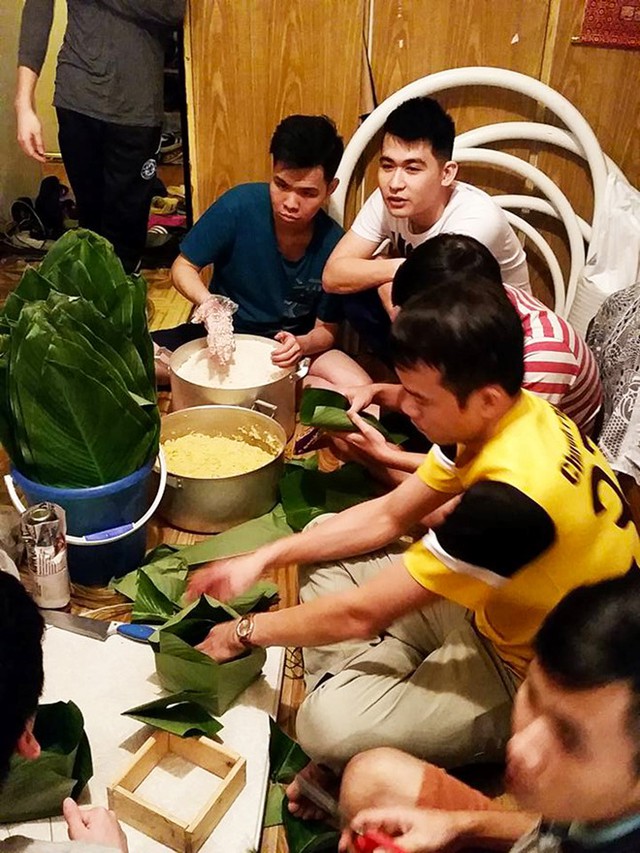 Du học sinh Việt Nam tại MADI gói bánh chưng, chuẩn bị đón Tết Bính Thân.