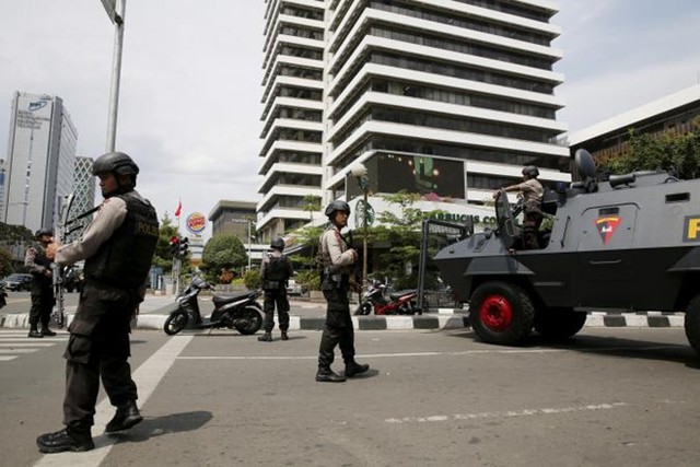 Cảnh sát Indonesia canh gác ở hiện trường vụ tấn công. Ảnh: Reuters