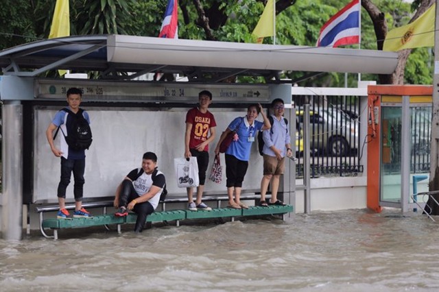 
Báo The Nation cho biết, sau cơn mưa lớn vào đêm 20/6, 36 vùng ở Bangkok đã bị ngập nặng. Cơ quan quản lý đô thị Bangkok (BMA) nói lượng mưa ở quận Khan Na Yao đạt 182 mm trong 24h, cao nhất từ trước đến nay. Nhiều khu vực ở trung tâm như Sathorn cũng chứng kiến lượng mưa 142 mm.
