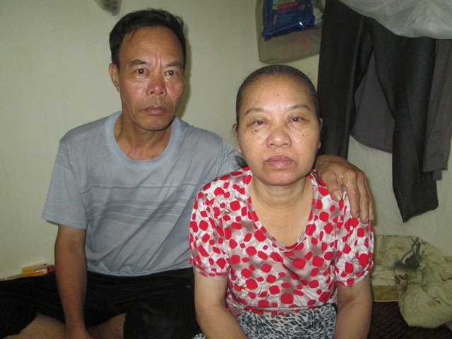 
Gần 30 năm ông Hồng nắm tay bà Lê Thị Minh chiến đấu với bệnh tật. Ảnh: Ngọc Thi
