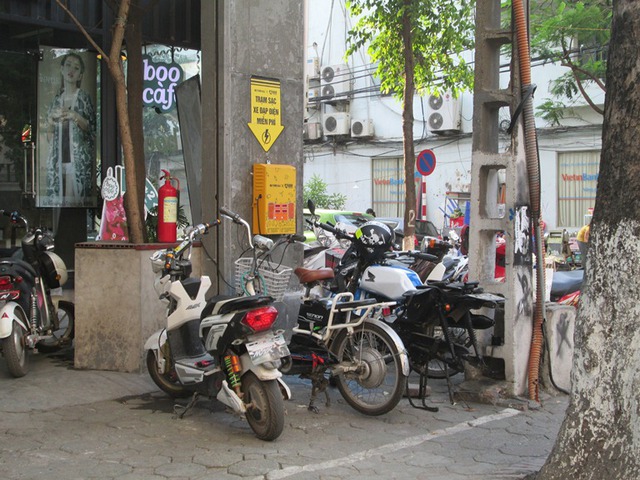 
Một góc trạm sạc điện ở trên đường Bà Triệu.
