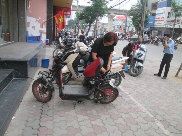 
Nguyễn Mỹ Linh. học sinh trường THPT Tây Hồ đang sạc xe đạp điện.
