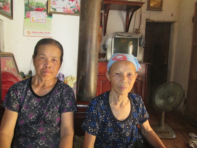 
Bà Nguyễn Thị Bích (bên phải) và bà Dương Thị Duệ. Ảnh: Ngọc Thi
