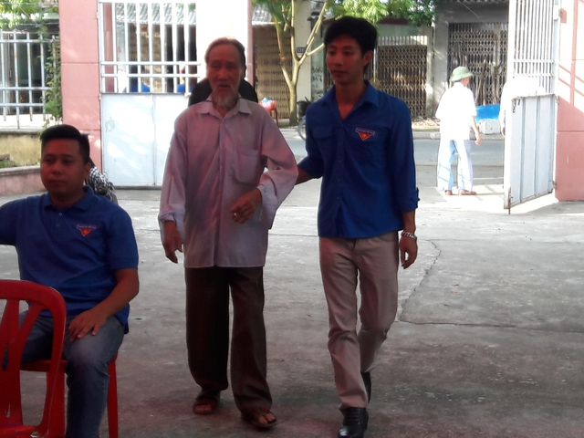 
Người dân nghèo địa bàn phường Đồng Hòa được đội ngũ tình nguyện viên hướng dẫn vào KCB. Ảnh: TV
