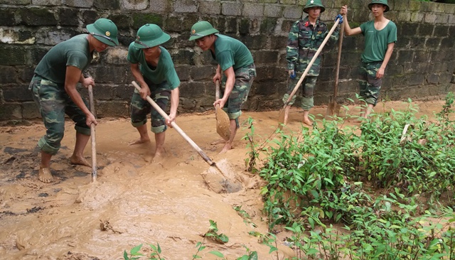 
Các hộ gia đình và lực lượng bộ đội đang khẩn trương dọn bùn để ổn định cuộc sống
