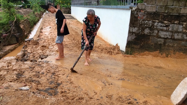 
Bùn đất tràn ngập các ngõ đi. Ảnh: Đ. Tuỳ
