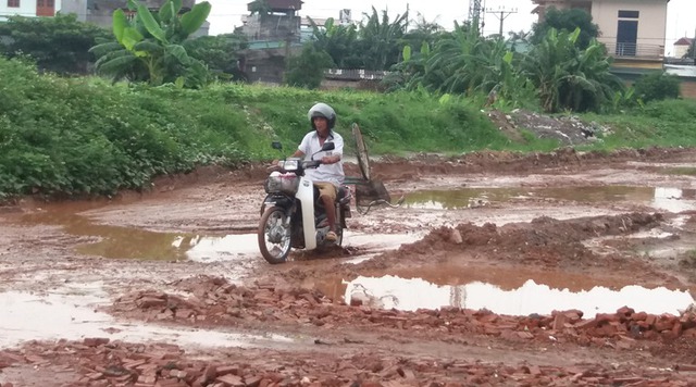 
Hàng ngày, hàng nghìn người dân vẫn phải đi qua con đường khiếp sợ này
