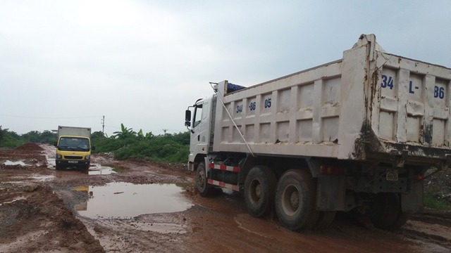 
Hàng ngày vẫn có hàng trăm lượt xe tải đi qua. Ảnh: Đ. Tuỳ
