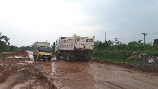 
Hàng ngày có hàng trăm lượt xe tải lưu thông qua con đường này
