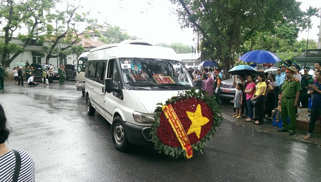 Xe tang từ rời Nhà tang lễ Bộ Quốc phòng