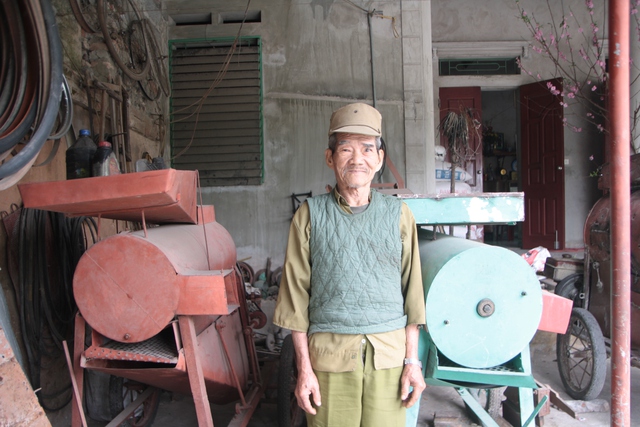 Lão nông Đinh Công Viên bên những chiếc máy do mình sáng chế. Ảnh: L.N