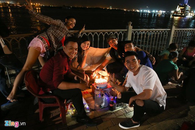 Bên sông Sài Gòn, nhiều gia đình tụ tập ăn uống, vui chơi. Ảnh: Hải An.