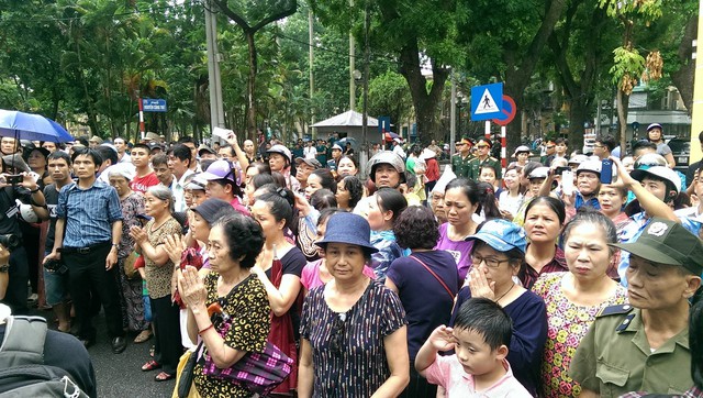 Rất đông người dân Hà Nội đứng chờ đoàn xe tang ở hai bên đường để vái chào tiễn biệt.