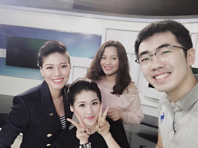 Ngọc Trinh chụp ảnh với Tú Anh và thế hệ trẻ của VTV24 trong trường quay. Ảnh: Facebook Tú Anh.