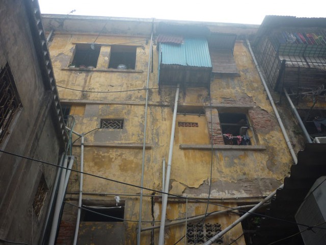 
Tòa nhà F4 Thanh Xuân Trung nằm trong danh sách 42 chung cư cũ nguy hiểm, xuống cấp tại Hà Nội.

