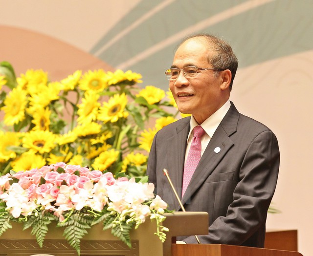 Quốc hội biểu quyết miễn nhiệm các chức danh Chủ tịch Quốc hội, Chủ tịch Hội đồng bầu cử quốc gia đối với ông Nguyễn Sinh Hùng. Ảnh Q.H