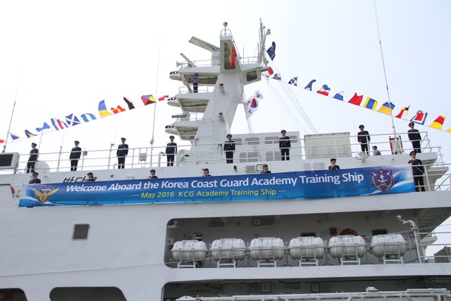 Sỹ quan và thủy thủ tàu huấn luyện Badaro của lực lượng bảo vệ bờ biển Hàn Quốc đứng trên tàu chào quan khách khi cập cảng...