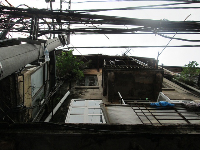 
Ngôi nhà tại 59 Lương Ngọc Quyến hiện đã xuống cấp, vì lo sợ, người dân trong căn nhà này đang muốn tu sửa.

 
