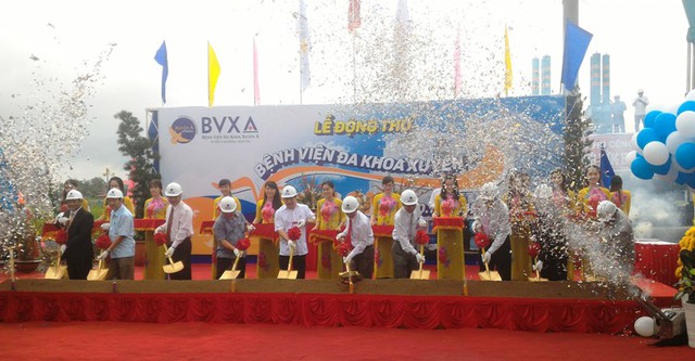 
Đại diện l&atilde;nh đạo Bộ Y tế c&ugrave;ng cấp ủy &ndash; ch&iacute;nh quyền địa phương v&agrave; chủ đầu tư động thổ khởi c&ocirc;ng bệnh viện Xuy&ecirc;n &Aacute; Vĩnh Long.
