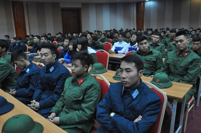 Thầy giáo Nguyễn Hồng Phong (người đầu tiên từ phải sang trái, hàng ghế đầu tiên) quyết định rời xa phấn bảng, học sinh để tự nguyện nhập ngũ.