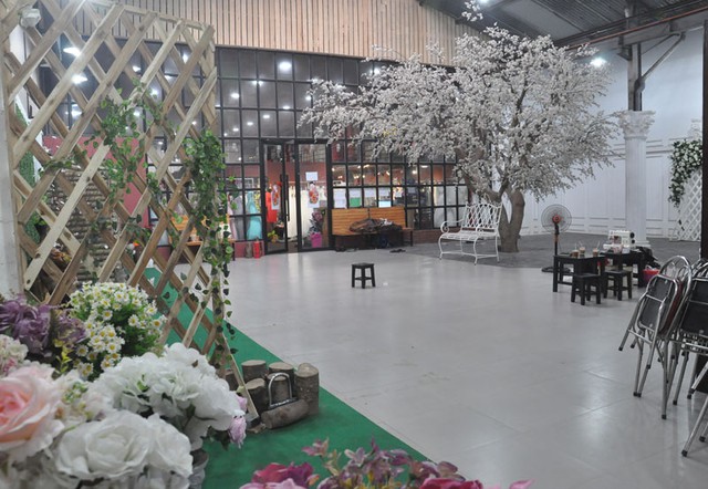 Không gian rộng rãi xưởng váy cưới của Hà Phương. (Ảnh: Văn Chung)