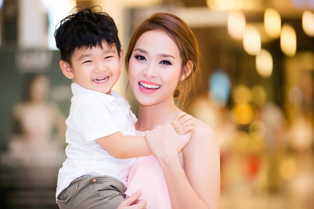 
Diệp Bảo Ngọc và con trai.
