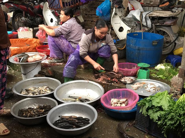 Tại chợ, chỉ có lượng cá, tôm nước ngọt là vẫn tiêu thụ bình thường