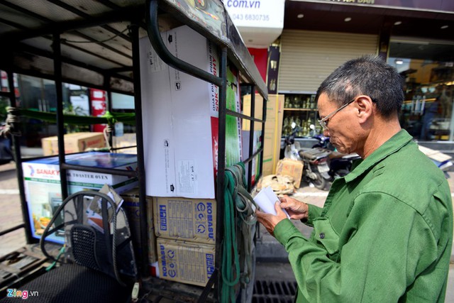 
Ông Liên, người chuyên chở hàng điện lạnh cho các cửa hàng trên đường Xã Đàn kể, mấy ngày gần đây số lượng người thuê chở hàng tăng dần, thêm từ 5 - 10 chuyến so với những ngày bình thường.
