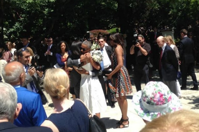 
Vợ chồng Tổng thống Obama tặng hoa cho con gái nhân lễ tốt nghiệp.
