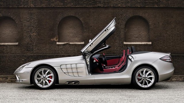 
Tiếp đó là McLaren Mercedes SLR Roadster. Khi mở mui, chiếc siêu xe cánh chim này có thể vươn tới mức 333 km/h. Chiếc roadster thừa hưởng công nghệ tiên tiến từ nhiều năm kinh nghiệm của Mercedes cũng như của đối tác McLaren. Siêu xe sử dụng động cơ siêu nạp V8 AMG giống bản coupe và hộp số AMG Speedshift R 5 cấp tự động. Công suất 617 mã lực và mô-men xoắn cực đại 780 Nm giúp SLR roadster tăng tốc từ 0 lên 100 km/h sau 3,8 giây.
