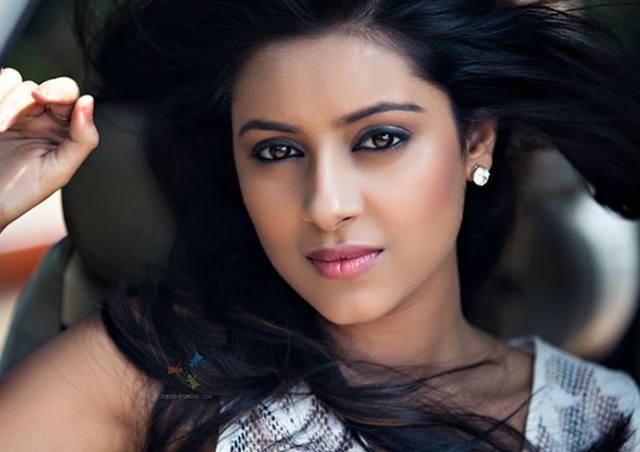 Pratyusha sở hữu vẻ đẹp mặn mà, sắc sảo. Cô cũng lưu dấu ấn bởi đôi mắt cuốn hút.