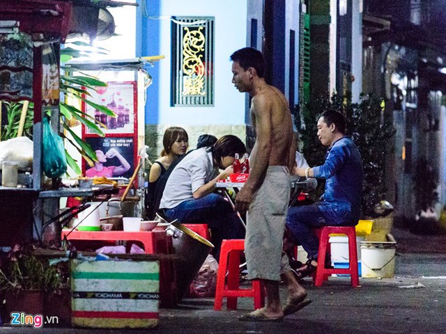 Sau khi dạo phố trung tâm Sài Gòn hơn 1 tiếng, đến gần nửa đêm, cặp đôi chọn một quán ăn nhỏ trong khu vực Phú Nhuận (TP HCM) gần nhà giọng ca Hương đêm bay xa.