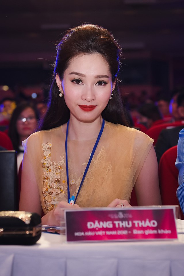 
Đặng Thu Thảo tiếp tục ngồi ghế nóng chung kết Hoa hậu Việt Nam, diễn ra tại TP HCM.
