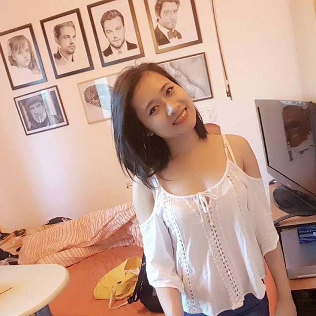 Căn phòng nhỏ của Hồng Nhung treo nhiều tranh cô tự vẽ.