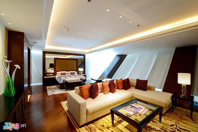 Ông Obama nghỉ 2 đêm tại phòng tổng thống của khách sạn Marriot, Hà Nội. Căn phòng nằm ở cuối hàng lang tầng 5, có diện tích 320 m2 gồm 8 phòng riêng biệt, 3 tivi màn hình 47 inch cùng hệ thống âm thanh hiện đại. Phòng khách chiếm gần một nửa tổng diện tích sử dụng chung. Đây là một trong những phòng Nguyên thủ có diện tích lớn nhất và đắt nhất tại Việt Nam, 7.000 USD/ đêm. Ảnh Tiến Tuấn.