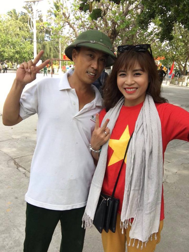 
Thượng úy Hà Đình Toàn và MC Hoàng Linh trong một lần nữ MC Chúng tôi là chiến sĩ ra thăm đảo. Ảnh: HL.
