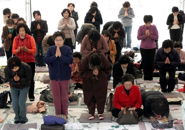 Cha mẹ Hàn cầu nguyện trong chùa trong kỳ thi đại học. Ảnh: Thúy Quỳnh.