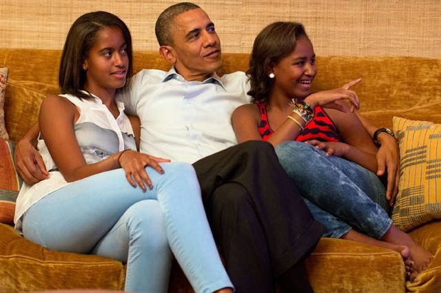 
Ông Obama và 2 con gái xem tivi trong căn phòng ở Nhà Trắng. Ảnh: WH

