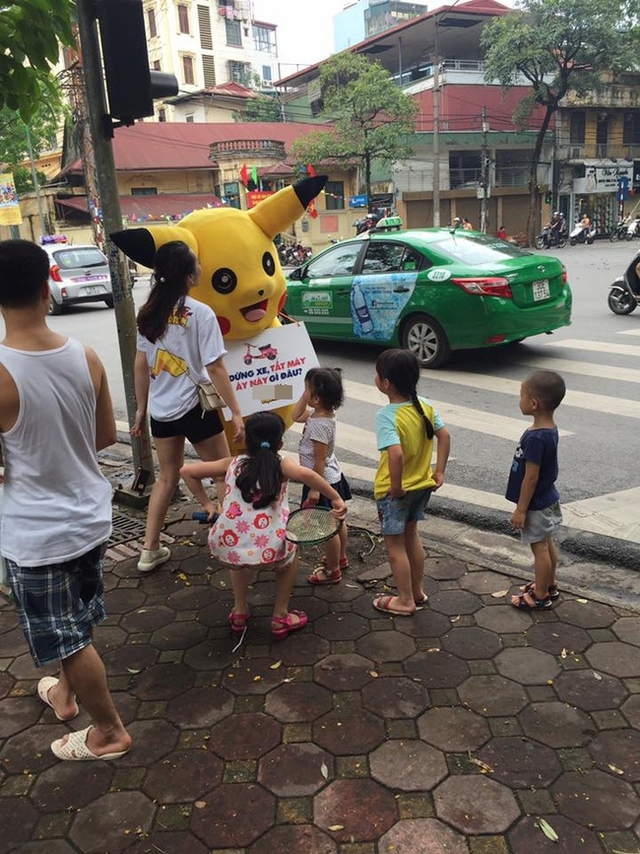 Thanh niên mặc đồ Pikachu giơ bảng dừng xe tắt máy khi đèn đỏ, bị tông ngã dúi dụi - Ảnh 4.