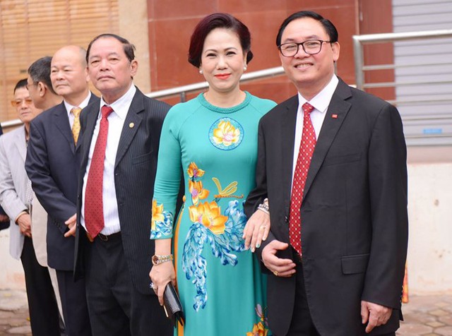 
Bố mẹ Tr&agrave; My rạng rỡ trong ng&agrave;y vui của con g&aacute;i. Theo chia sẻ của &aacute; hậu, bố mẹ c&ocirc; l&agrave; vi&ecirc;n chức trong Bộ Ngoại giao.
