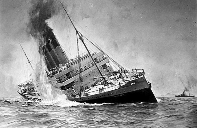 Tàu RMS Lusitania đi trên Đại Tây Dương (tuyến giữa Liverpool, Anh, và New York, Mỹ), từng được xem là nhanh và an toàn nhất hồi đầu thế kỷ XX. Bất chấp cảnh báo của Đức, sáng 1/5/1915, RMS Lusitania vẫn nhổ neo rời New York. Hậu quả, ngày 7/5, tàu va vào quả ngư lôi của Đức, phát nổ và chìm nhanh xuống lòng đại dương sau 18 phút, làm 1.198 người thiệt mạng.