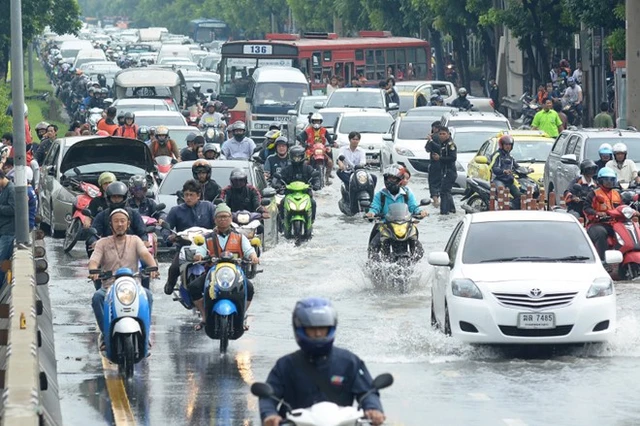 
Thị trưởng Bangkok Sukhumbhand Paripatra cho biết lượng mưa trong 21 ngày đầu tiên của tháng 6 tăng gấp đôi so với mức trung bình của 25 năm qua. Trong khi đó, cơn mưa đêm 20/6 tuy không kéo dài nhưng rất lớn, gây ra ngập lụt diện rộng.
