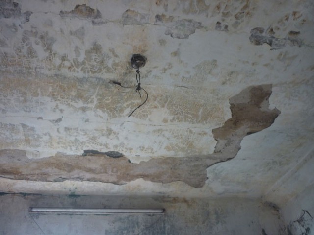 
Không chỉ nhà vệ sinh không đảm bảo, phần trần, tường của tòa nhà nhiều nơi đã bị bong tróc, xuống cấp.
