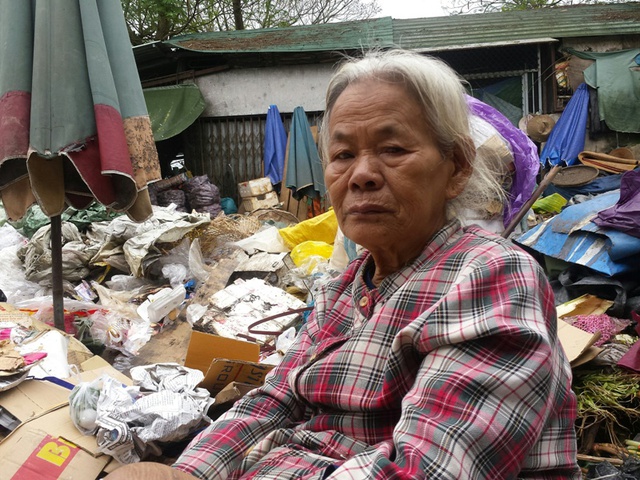 
30 năm nay cụ Nguyễn Thị Thỷ vẫn gắn bó với bãi rác chợ Đông Ba (Huế). Ảnh: Lê Chung

