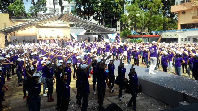 1.000 tình nguyện viên đồng diễn Flashmob cổ vũ “Cuộc sống không khói thuốc lá”. Ảnh: Đỗ Bá