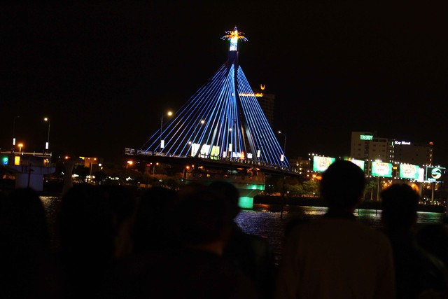 Nhiều người dân và du khách thích thú khi tận mắt thấy cầu Sông Hàn quay...Ảnh: Đức Hoàng