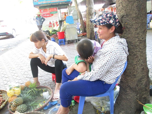 
 

Ở chợ Nghĩa Tân (Cầu Giấy, Hà Nội): Về đi chơi mẹ ơi...! - cậu bé nũng nịu với người mẹ đang bán dở chút hoa quả.

 
