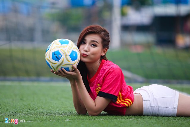 
Thái Hà cho biết ngoài những bộ môn thể thao quen thuộc, cô rất yêu thích bóng đá. Lúc còn ngồi trên ghế nhà trường, diễn viên từng là cầu thủ đội bóng địa phương, nơi cô sinh sống và học tập tại Cần Thơ.
